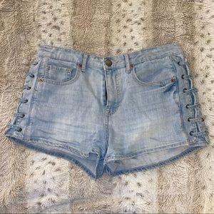 Shorts with side detail